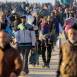 Palestinians, who were displaced to the south at Israel's order during the war, arrive on foot while making their way back to their homes in the northern Gaza, amid a ceasefire between Israel and Hamas, in Gaza City, January 27, 2025. REUTERS/Dawoud Abu Alkas