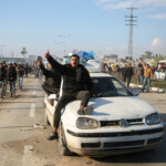 Palestinians gesture as they wait to be allowed to return to their homes in northern Gaza by vehicle through Salahudeen road after they were displaced to the south at Israel's order during the war, amid a ceasefire between Israel and Hamas, in the central Gaza Strip, January 27, 2025. REUTERS/Hatem Khaled
