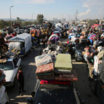 Palestinians gather as they wait to be allowed to return to their homes in northern Gaza by vehicle through Salahudeen road after they were displaced to the south at Israel's order during the war, amid a ceasefire between Israel and Hamas, in the central Gaza Strip, January 27, 2025. REUTERS/Hatem Khaled