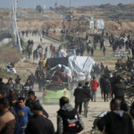 Palestinians, who were displaced to the south at Israel's order during the war, make their way back to their homes in northern Gaza, on foot and by vehicles, amid a ceasefire between Israel and Hamas, in the central Gaza Strip, January 27, 2025. REUTERS/Hatem Khaled