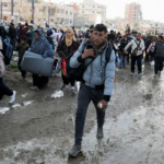 Palestinians, who were displaced to the south at Israel's order during the war, make their way on foot as they return to their homes in the northern Gaza, amid a ceasefire between Israel and Hamas, in Gaza City, January 27, 2025. REUTERS/Dawoud Abu Alkas