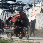 Palestinians, who were displaced to the south at Israel's order during the war, head back to their homes in northern Gaza by vehicle, amid a ceasefire between Israel and Hamas, in the central Gaza Strip, January 27, 2025. REUTERS/Hatem Khaled