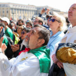 Faithful watch as the coffin of Pope Francis arrives on the day of the funeral Mass in St. Peter's Square, at the Vatican, April 26, 2025. REUTERS/Kevin Coombs