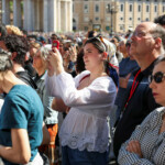 Faithful attend the funeral Mass of Pope Francis in St. Peter's Square, at the Vatican, April 26, 2025. REUTERS/Kevin Coombs