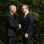 Canadian Prime Minister Mark Carney and Prime Minister Sir Keir Starmer shake hands at the G7 summit in Kananaskis, Alberta, Canada, June 16, 2025. REUTERS/Kevin Lamarque