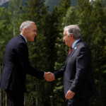 Canadian Prime Minister Mark Carney and United Nations Secretary-General is Antonio Guterres shake hands ahead of a family photo during the G7 Leaders' Summit in Kananaskis, in Alberta, Canada, June 17, 2025. REUTERS/Amber Bracken