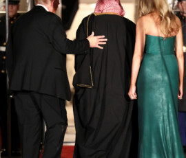 U.S. President Donald Trump and first lady Melania Trump welcome Saudi Crown Prince Mohammed bin Salman for a dinner at the White House in Washington, November 18, 2025. REUTERS/Kevin Lamarque