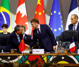 France's President Emmanuel Macron shakes hands with Chinese Premier Li Qiang at a plenary session on the opening day of the G20 Summit at the Nasrec Expo Centre in Johannesburg, South Africa, November 22, 2025. REUTERS/Thomas Mukoya/Pool