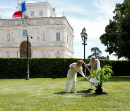 Italy's Prime Minister Giorgia Meloni and Indian Prime Minister Narendra Modi plant a mulberry tree at Villa Doria Pamphili garden, in Rome, Italy, May 20, 2026. REUTERS/Remo Casilli