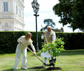 Italy's Prime Minister Giorgia Meloni and Indian Prime Minister Narendra Modi plant a mulberry tree at Villa Doria Pamphili garden, in Rome, Italy, May 20, 2026. REUTERS/Remo Casilli TPX IMAGES OF THE DAY