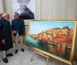 Italian painter Giampaolo Tomassetti presented his work on Varanasi to PM Modi