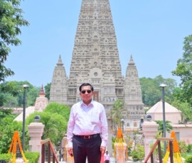 Myanmar President U Min Aung Hlaing offered prayers at the sacred Mahabodhi temple