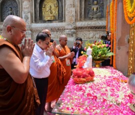 Myanmar President U Min Aung Hlaing offered prayers at the sacred Mahabodhi temple