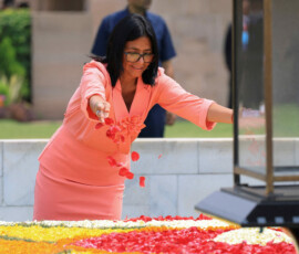 Venezuela's interim President Delcy Rodriguez scatters flower petals as she pays homage at the Mahatma Gandhi memorial at Rajghat in New Delhi, India, June 4, 2026. REUTERS/Adnan Abidi TPX IMAGES OF THE DAY