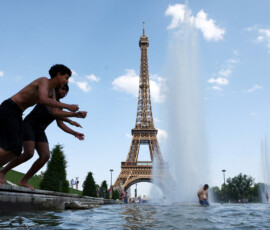 People cool off in the Trocadero Fountain next to the Eiffel Tower in Paris as temperatures rise during a heatwave affecting a large part of France, June 22, 2026. REUTERS/Abdul Saboor TPX IMAGES OF THE DAY