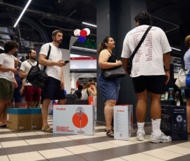 People queue to buy pedestal fans and humidifiers at a Paris branch of electronics and homeware store Darty as temperatures rise in Paris during a heatwave affecting a large part of France, June 23, 2026. REUTERS/Abdul Saboor TPX IMAGES OF THE DAY