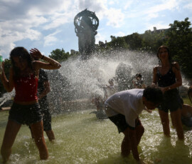 FILE PHOTO: Young people cool off in the Fontaine de l'Observatoire fountain as temperatures rise in Paris and a heatwave hits a large part of France, June 18, 2026. REUTERS/Abdul Saboor/File Photo