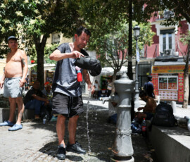 A man rinses his hat with water to cool off during a hot day amid a heatwave in Madrid, Spain, June 23, 2026. REUTERS/Mohammed Salem