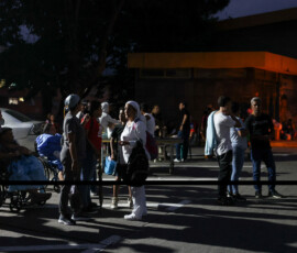 Patients gather outside a hospital following an evacuation after an earthquake in Caracas, Venezuela, June 24, 2026. REUTERS/Leonardo Fernandez Viloria