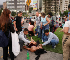 People assist a woman after an earthquake, in Caracas, Venezuela, June 24, 2026. REUTERS/Gaby Oraa TPX IMAGES OF THE DAY