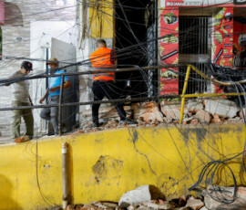 People inspect the site of damaged buildings in the aftermath of an earthquake, in Caracas, Venezuela, June 24, 2026. REUTERS/Fausto Torrealba