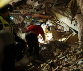 A person inspects the site of a collapsed building after an earthquake in Caracas, Venezuela, June 24, 2026. REUTERS/Leonardo Fernandez Viloria