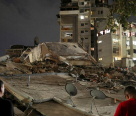 People gather at the site of a collapsed building after an earthquake in Caracas, Venezuela, June 24, 2026. REUTERS/Leonardo Fernandez Viloria REFILE - QUALITY REPEAT