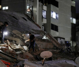 People inspect the site of a collapsed building after an earthquake in Caracas, Venezuela, June 24, 2026. REUTERS/Leonardo Fernandez Viloria REFILE - QUALITY REPEAT