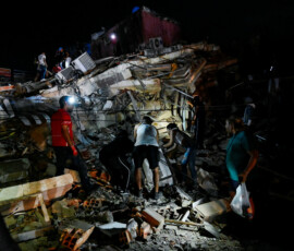 People amid rubble of destroyed buildings after earthquakes, in La Guaira, Venezuela, June 24, 2026. REUTERS/Maxwell Briceno