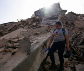 A woman reacts amid the rubble of a building after earthquakes hit the country, in La Guaira, Venezuela, June 25, 2026. REUTERS/Gaby Oraa
