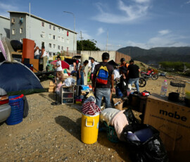 People gather with their belongings in the aftermath of earthquakes in La Guaira, Venezuela, June 25, 2026. REUTERS/Maxwell Briceno