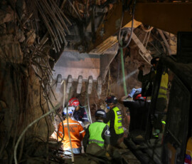 People search for casualties under the rubble of a collapsed building in the aftermath of earthquakes in Caracas, Venezuela, June 25, 2026. REUTERS/Leonardo Fernandez Viloria