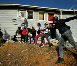 People assist in taking down a wall during rescue efforts, in the aftermath of earthquakes in La Guaira, Venezuela, June 25, 2026. REUTERS/Maxwell Briceno TPX IMAGES OF THE DAY