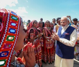 Indian diaspora welcomes PM Modi at the airport in Seychelles.