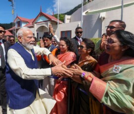 Indian diaspora welcomes PM Modi at the airport in Seychelles.