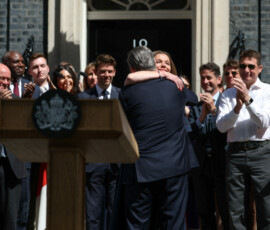British Prime Minister Keir Starmer embraces his wife Victoria Starmer after delivering a statement outside 10 Downing Street before resigning and transferring power to new Labour Party leader Andy Burnham, in London, Britain, July 20, 2026. REUTERS/Isabel Infantes