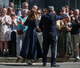 British Prime Minister Keir Starmer waves to the gathered people with his wife Victoria Starmer after delivering a statement outside 10 Downing Street before resigning and transferring power to new Labour Party leader Andy Burnham, in London, Britain, July 20, 2026. REUTERS/Isabel Infantes