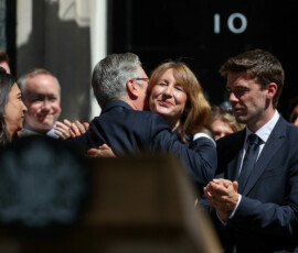 British Prime Minister Keir Starmer embraces Chancellor of the Exchequer Rachel Reeves after delivering a statement outside 10 Downing Street before resigning and transferring power to new Labour Party leader Andy Burnham, in London, Britain, July 20, 2026. REUTERS/Isabel Infantes